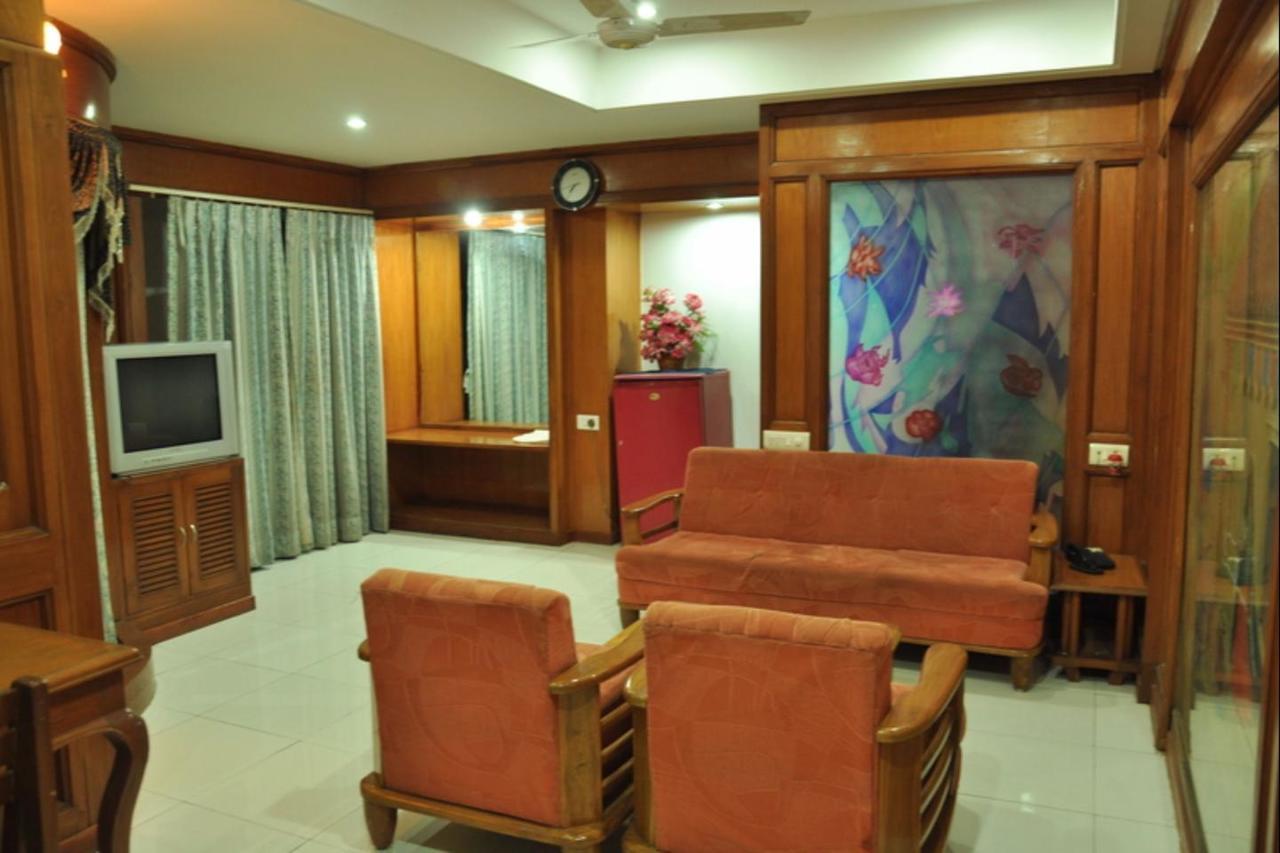 Hotel Chandan Gandhidham Exterior photo