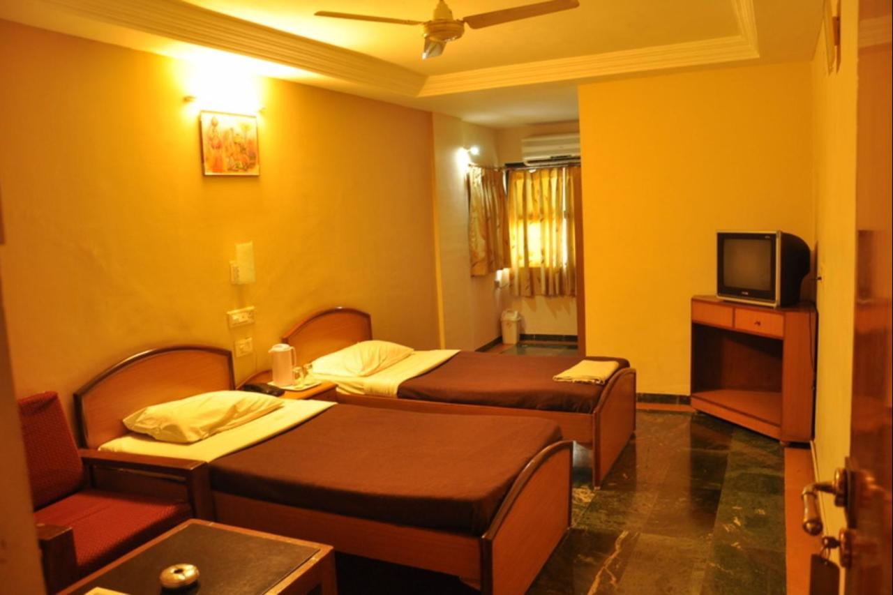 Hotel Chandan Gandhidham Exterior photo